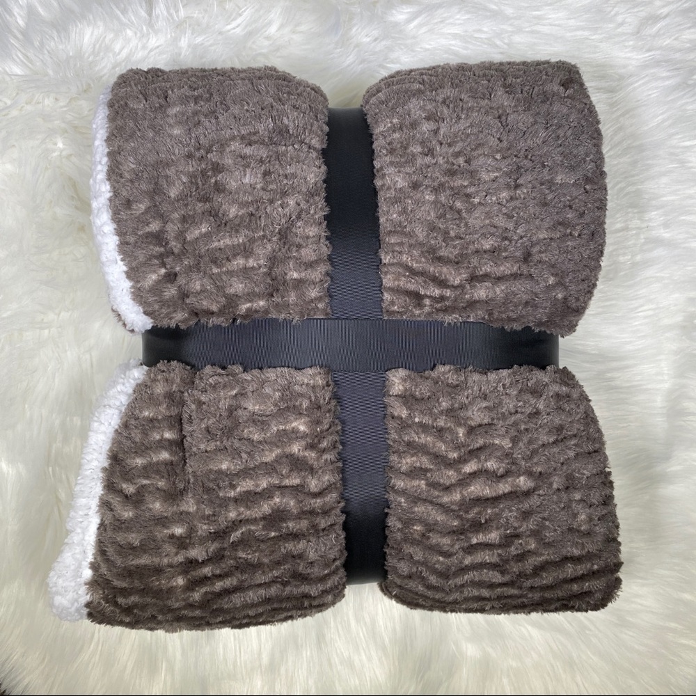 ✨SALE✨Windswept Teddy Micromink Sherpa Throw - Picture 2 of 3